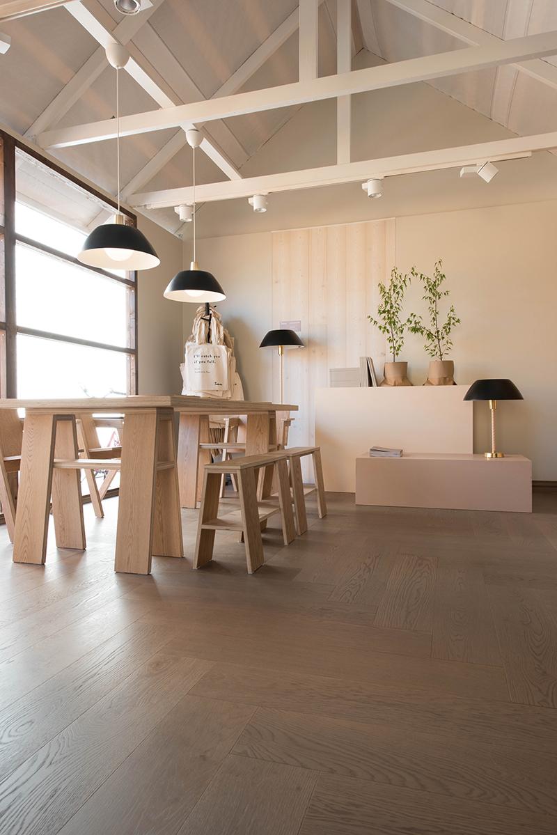 Timberwise-wooden-floor-lankkuparketti-tammi-Oak_Classic_Herringbone_185mm_Biscuit Grey