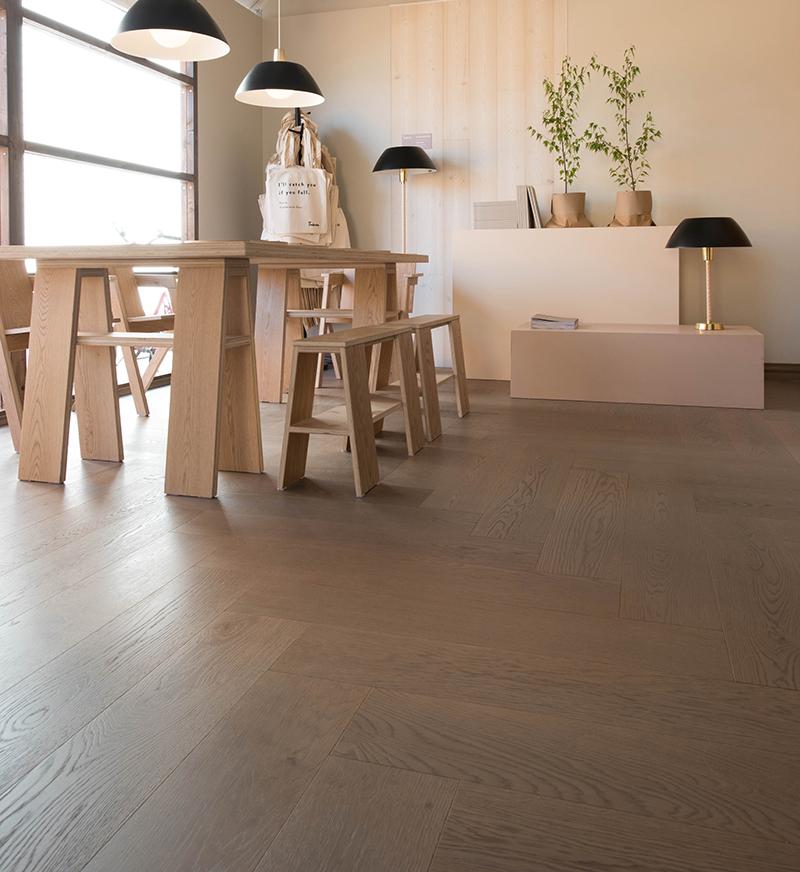 Timberwise-wooden-floor-lankkuparketti-tammi-Oak_Classic_Herringbone_185mm_Biscuit Grey