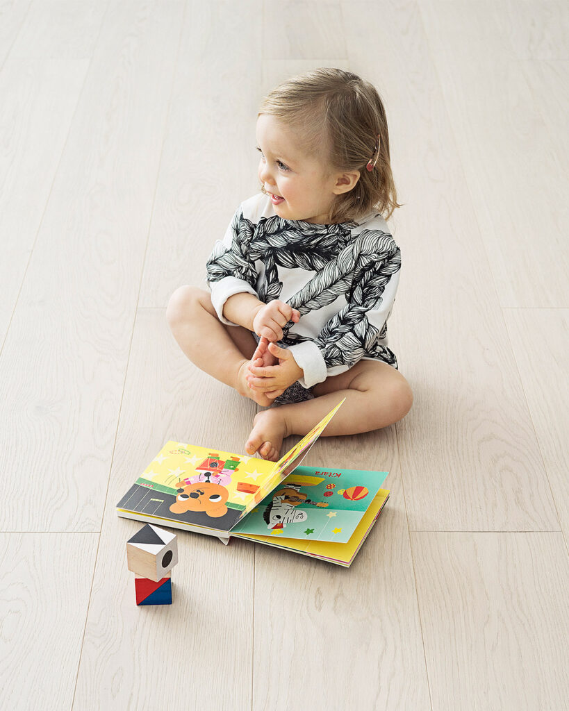 Timberwise-parkettilattia-grey-lapsileikkii1