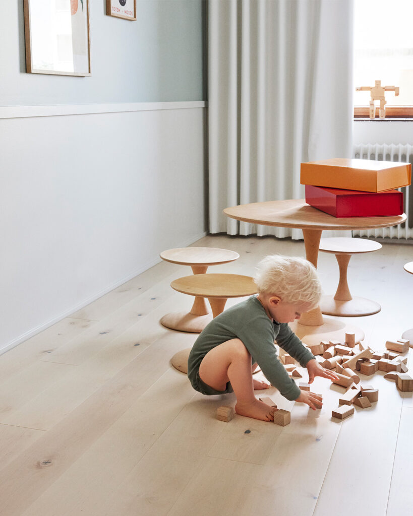 Timberwise-parkettilattia-koivuvalkolakka-lapsileikkii