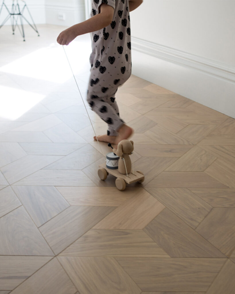 Timberwise-parkettilattia-kolmio-lapsileikkii