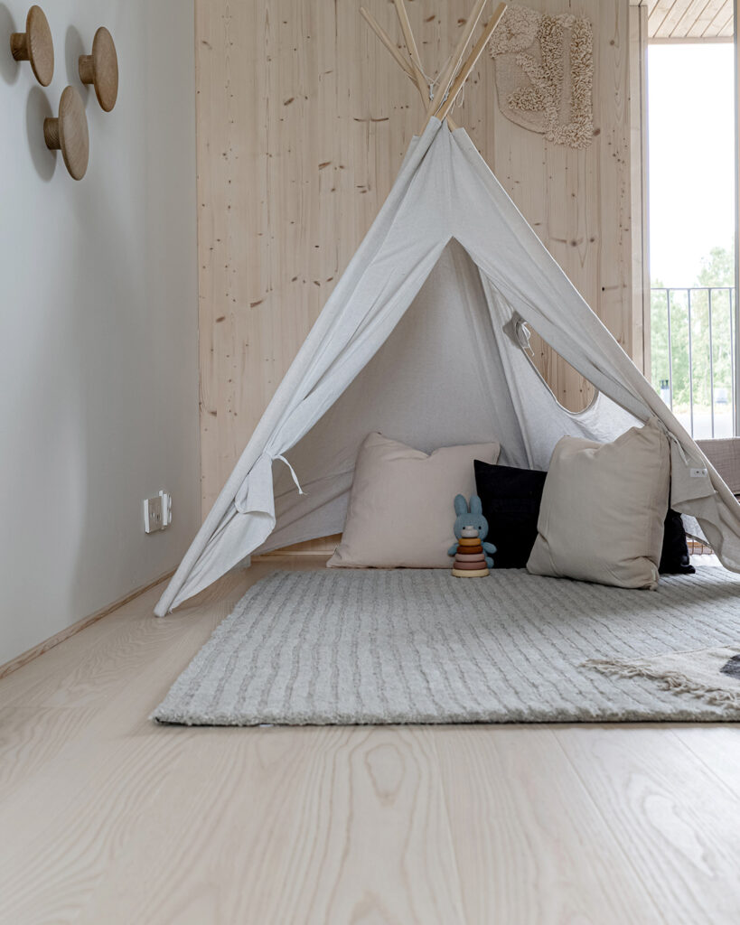 Timberwise-parkettilattia-saarni-lastenhuone-maja