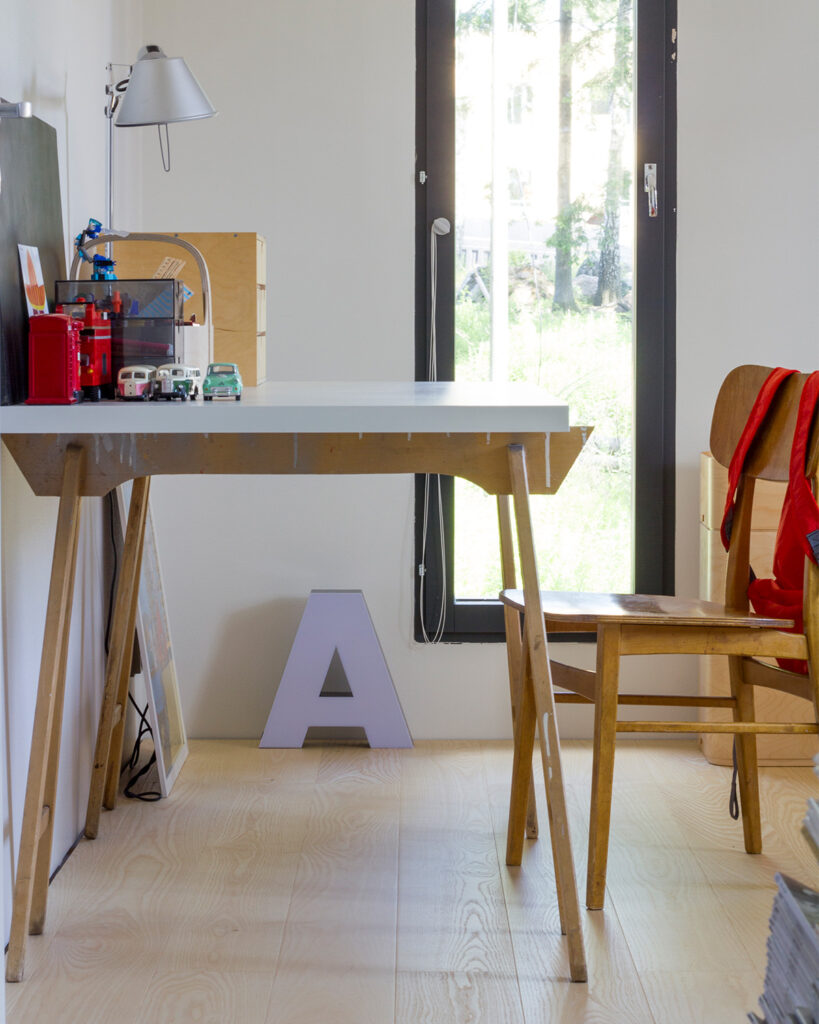 Timberwise-parkettilattia-saarni-teininhuone-tyopoyta