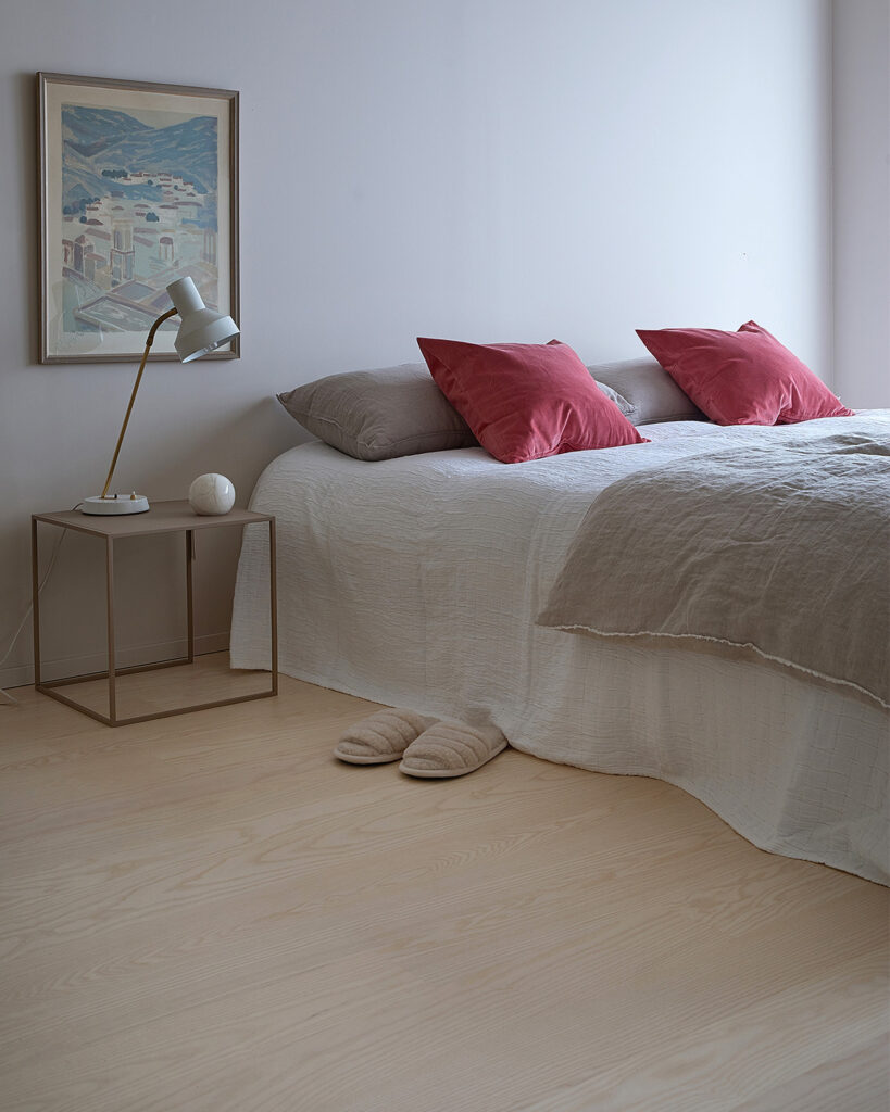 Timberwise-parkettilattia-saarni-valkooljytty-makuuhuone